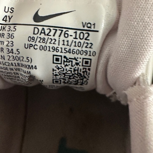 Nike Girls Starrunner Sneakers. Size 4 - Picture 4 of 4